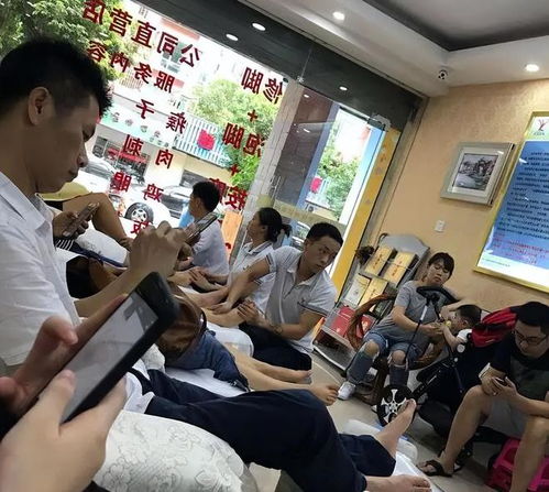 吸金5800億，下班年輕人擠進(jìn)足療店，修腳理發(fā)小店悶聲發(fā)大財(cái)